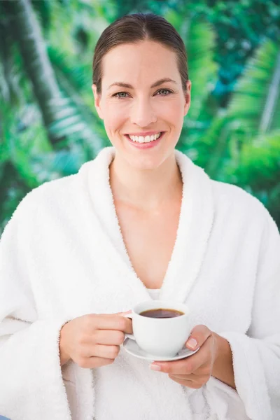 Mujer joven bebiendo café — Foto de Stock