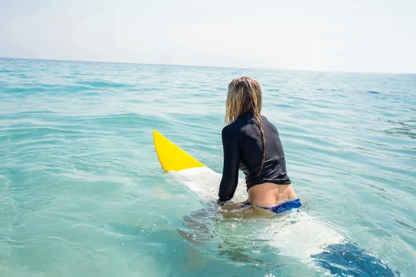 Woman with a surfboard on a sunny day — Stok fotoğraf