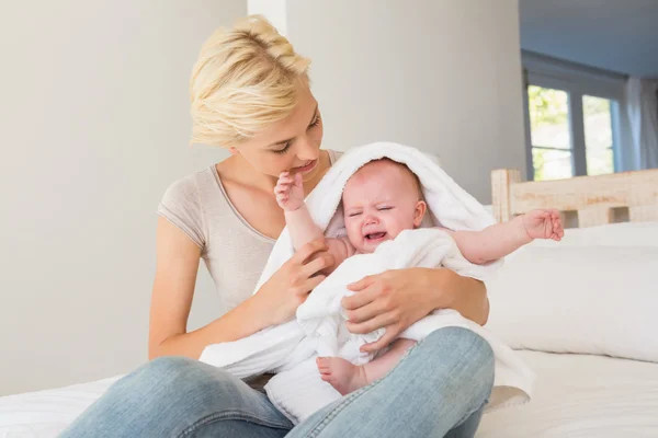 Mãe com bebê embrulhado em toalha — Fotografia de Stock