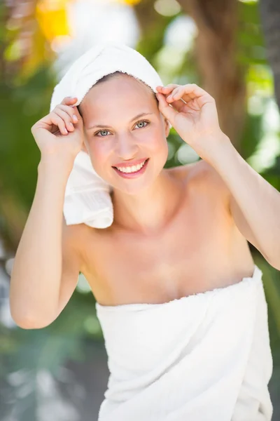 Eine Frau bereitet sich auf den Wellnesstag vor — Stockfoto