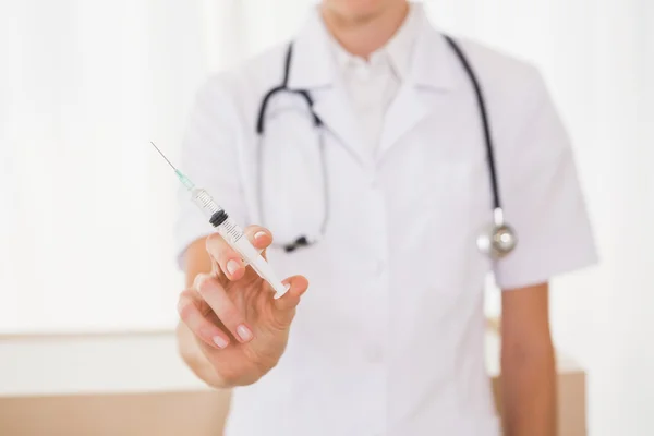 Doctor taking syringe with needle — Stockfoto