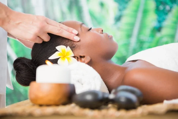 Mulher recebendo massagem templo — Fotografia de Stock