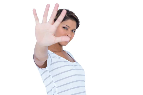 Půvabná brunetka ukazující ruku — Stock fotografie