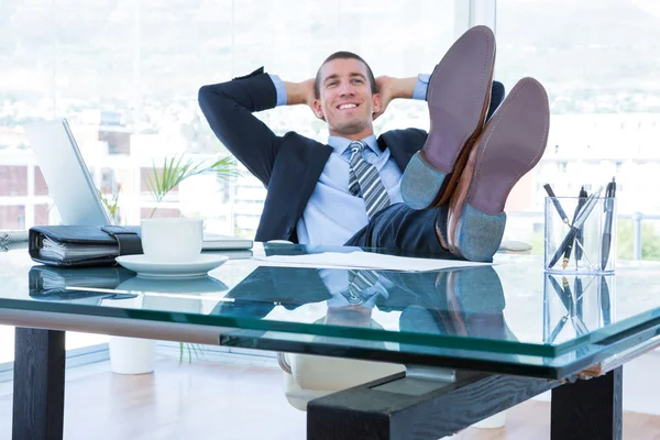 Empresário relaxante em sua cadeira giratória — Fotografia de Stock