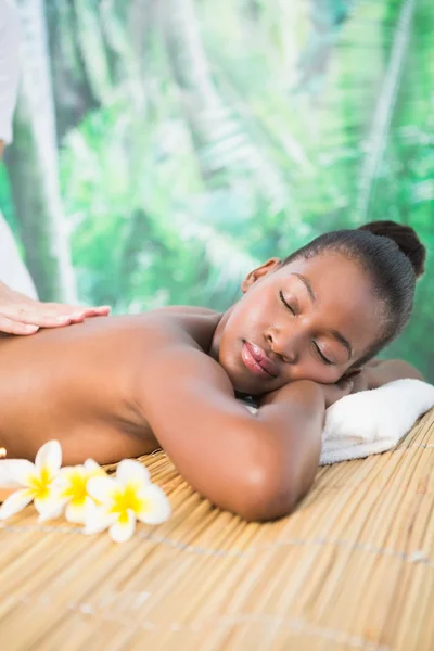 Vrouw genieten van een massage — Stockfoto