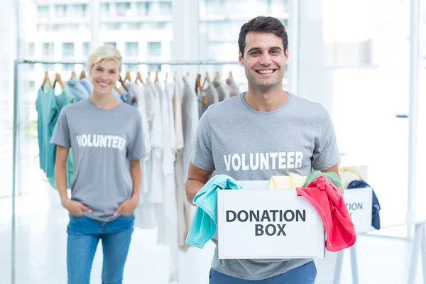 Волонтёр с коробкой для пожертвований — стоковое фото