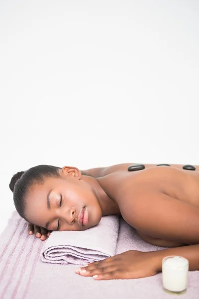 Kadın zevk sıcak taş masajı — Stok fotoğraf