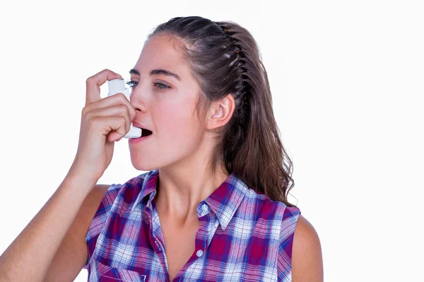 Brunette vrouw met behulp van astma-inhalator — Stockfoto