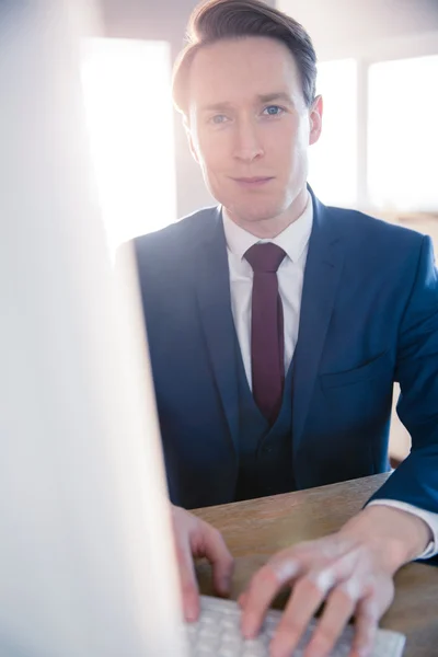 Hombre de negocios confiado mirando la cámara — Foto de Stock