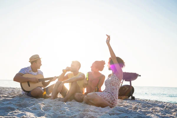 Amici che si divertono in spiaggia — Foto Stock