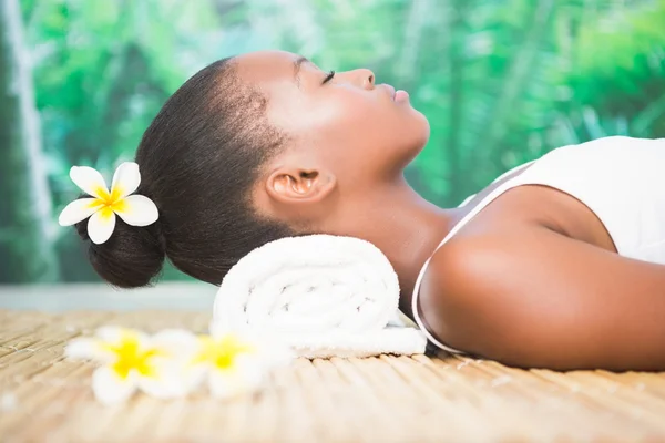 Donna sul lettino da massaggio al centro benessere — Foto Stock