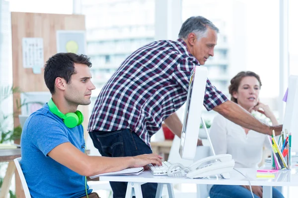 Geschäftsmann nutzt Computer im Büro — Stockfoto