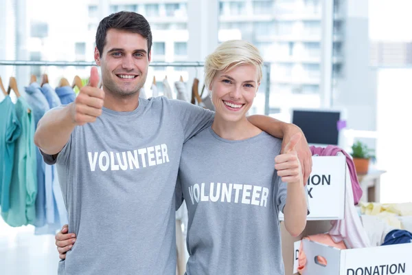 Pareja feliz de voluntarios — Foto de Stock