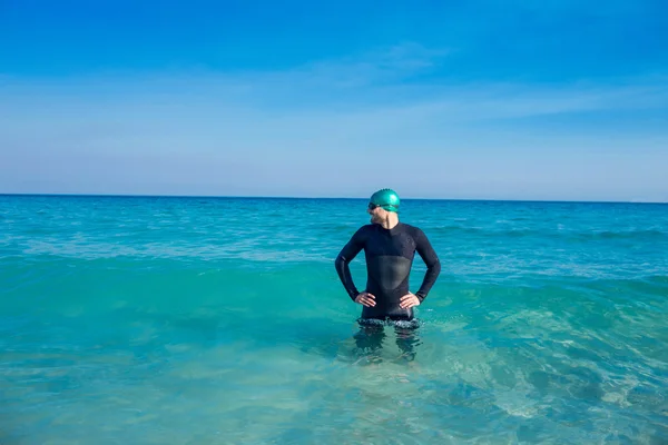 Nadador en el océano — Foto de Stock
