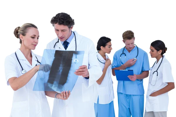 Doctors and nurses discussing over x-ray — Stock Photo, Image