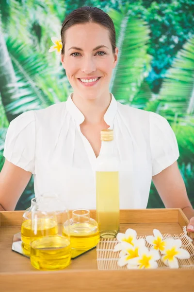 Terapeuta segurando bandeja de tratamentos no spa — Fotografia de Stock