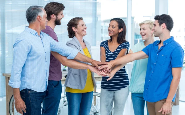 Equipo de negocios apilando sus manos — Foto de Stock