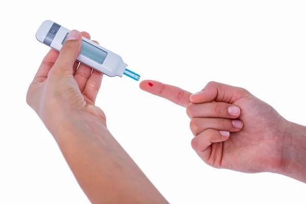 Diabetic woman using blood glucose monitor — Stock Photo, Image