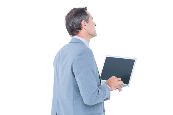 Emocionado animando a hombre de negocios sentado usando su computadora portátil —  Fotos de Stock