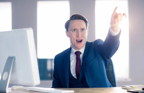 Enojado hombre de negocios señalando y gritando — Foto de Stock