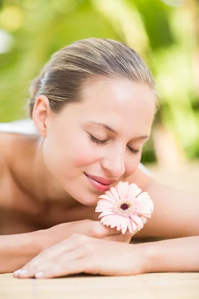 Mujer recibiendo masaje en su espalda — Foto de Stock