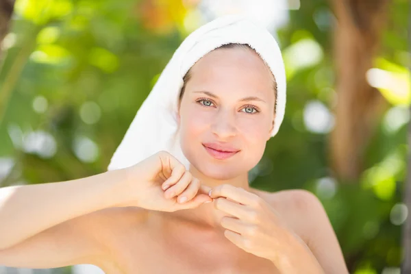 Eine Frau bereitet sich auf den Wellnesstag vor — Stockfoto