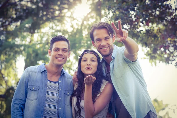 Glückliche Freunde im Park — Stockfoto