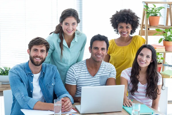 Collega's met laptop op kantoor — Stockfoto