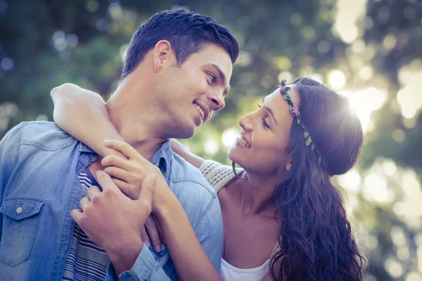 Bonito casal no parque — Fotografia de Stock