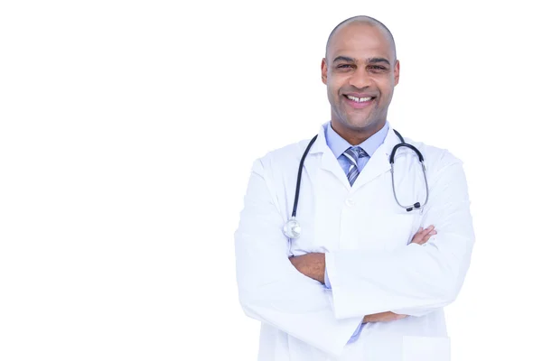 Médico sonriente con los brazos cruzados —  Fotos de Stock