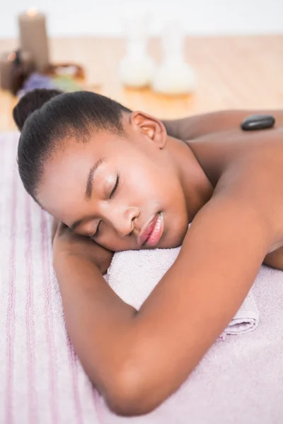 Vrouw genieten van hot stone-massage — Stockfoto