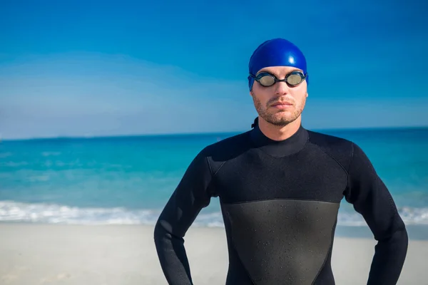 Nuotatore si prepara in spiaggia — Foto Stock