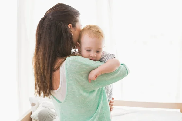 Glad mamma med hennes pojke — Stockfoto