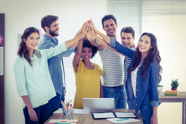 Groupe de jeunes collègues utilisant un ordinateur portable — Photo