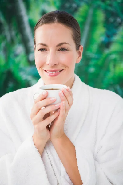 Vrouw drinken een kopje koffie — Stockfoto