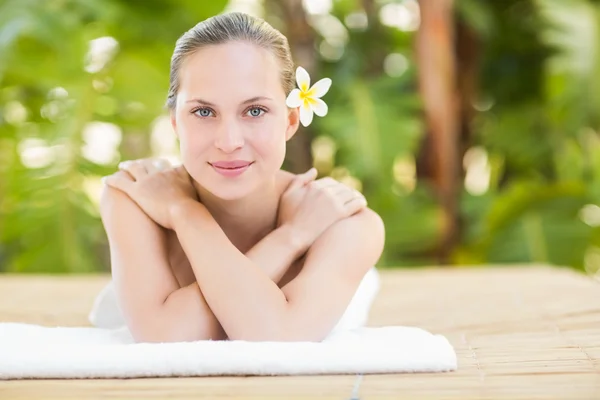 Blonde lying on towel at spa — Stok fotoğraf