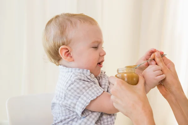 Mãe alimentando seu bebê menino — Fotografia de Stock