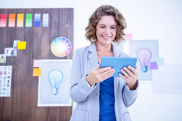 Kreative Geschäftsfrau nutzt Tablet-Computer — Stockfoto