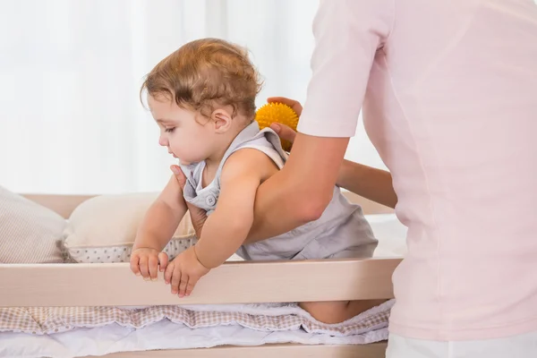 Glückliche blonde Frau mit Sohn — Stockfoto