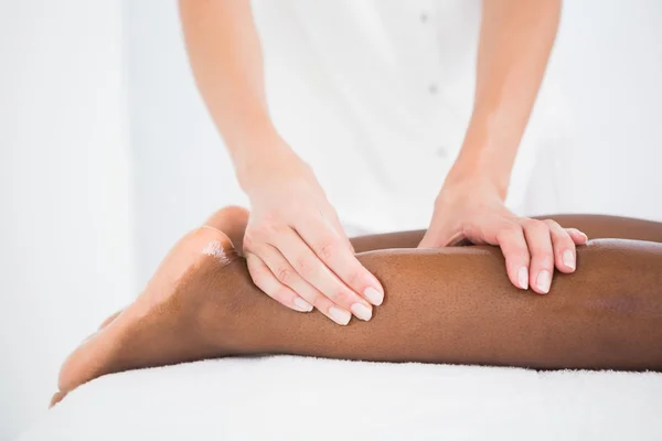 Woman enjoying leg massage — Stockfoto