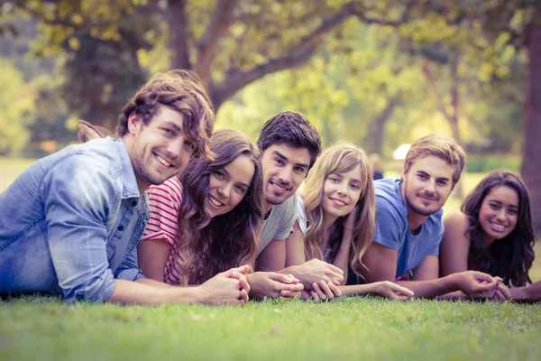 Amici che mentono e parlano nel parco — Foto Stock