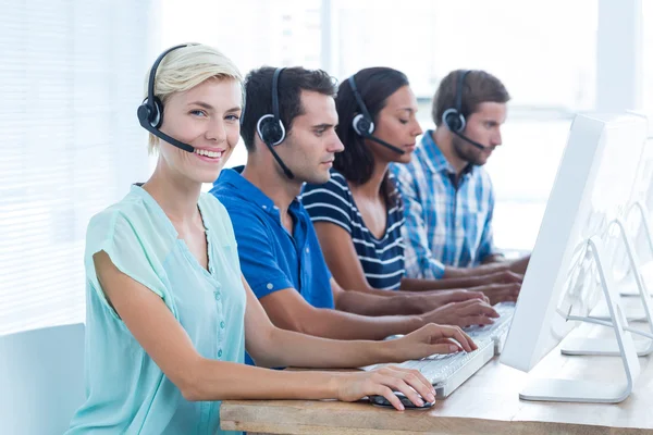 Lächelnder junger Callcenter-Mitarbeiter — Stockfoto