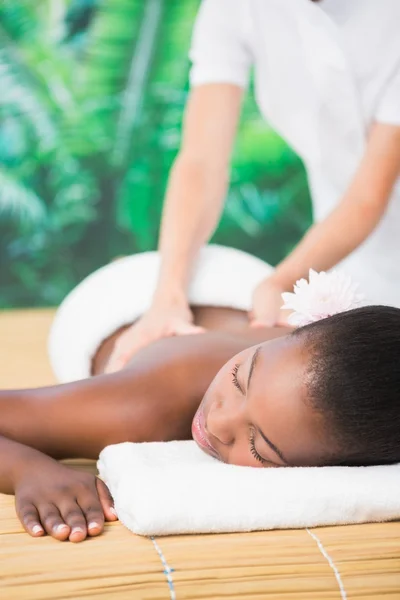 Vrouw genieten van een massage — Stockfoto