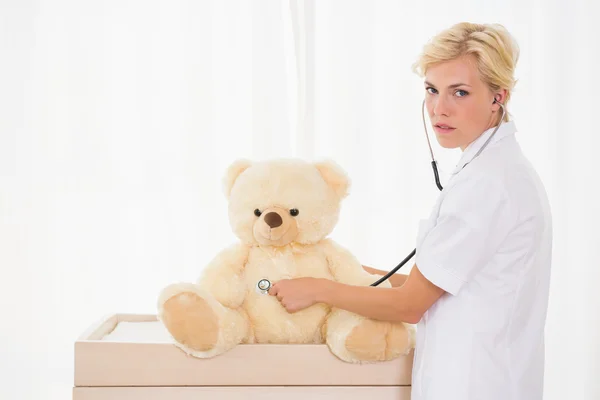 Medico biondo con orso e stetoscopio — Foto Stock