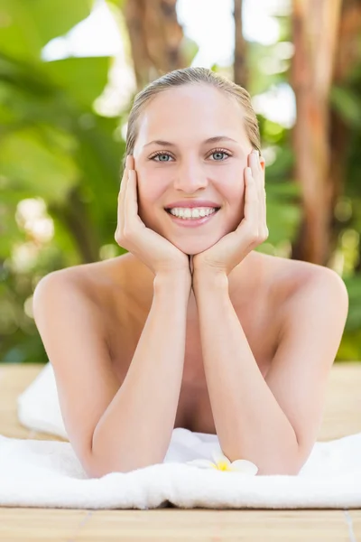 Blonde lying on towel at spa — Stockfoto