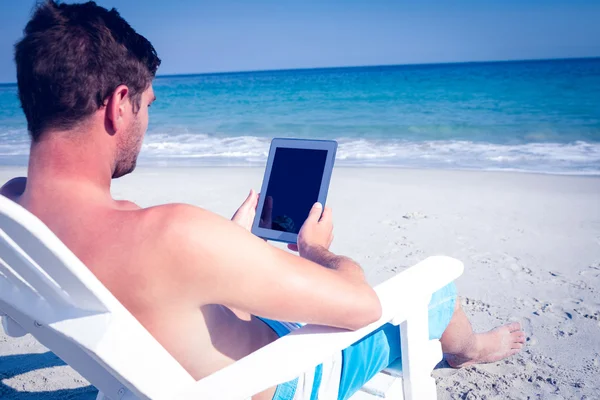 Άνθρωπος χρησιμοποιώντας ψηφιακή δισκίο στην παραλία — Φωτογραφία Αρχείου