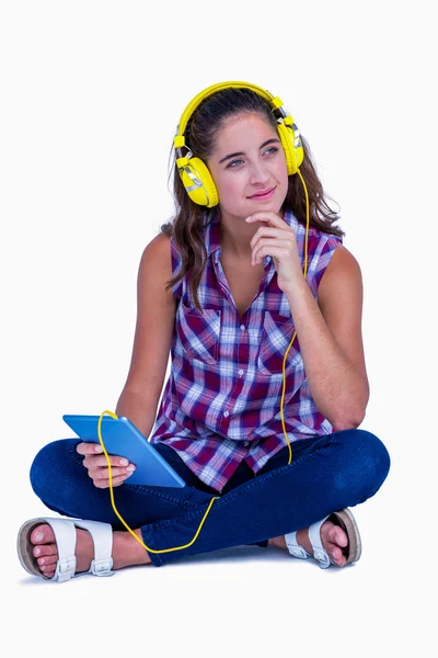 Brunette luisteren muziek — Stockfoto