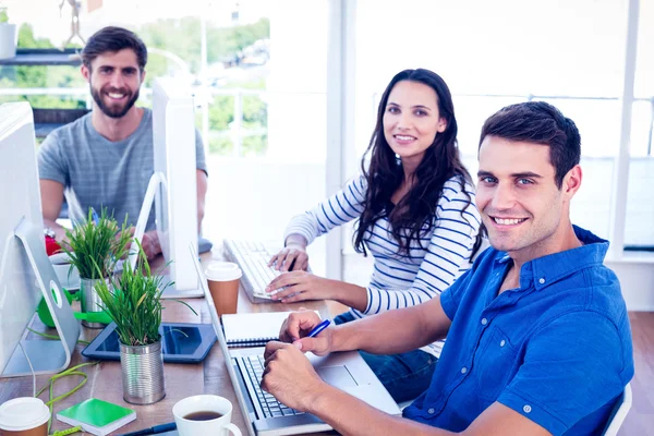 Gente creativa de negocios usando el ordenador portátil en reunión — Foto de Stock