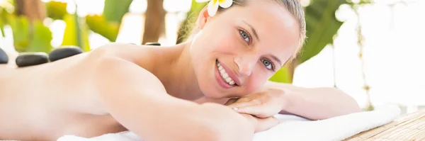 Blonde lying on towel at spa — Stockfoto