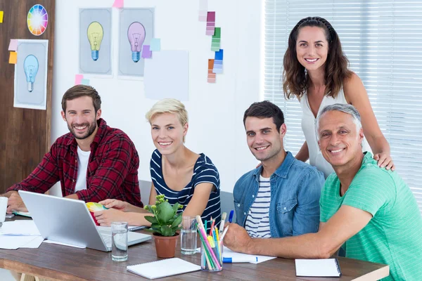Креативная бизнес-команда с использованием ноутбука во время встреч — стоковое фото